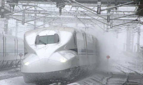 雪煙を上げて走る新幹線