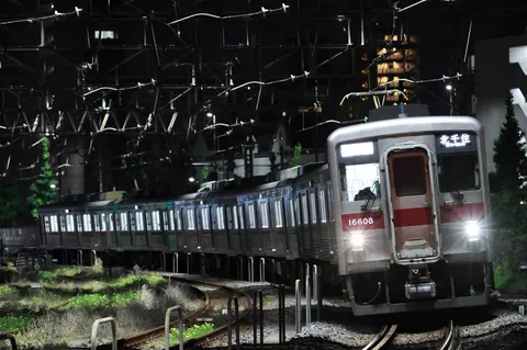夜の帳に光る電車の軌跡