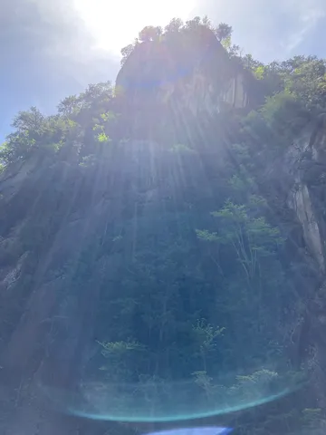 岩肌に差し込む光の道