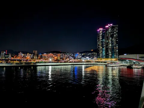 光が踊る水面の夜景
