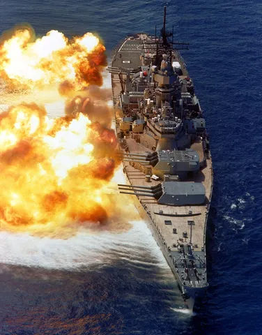轟音と飛沫、戦艦の咆哮