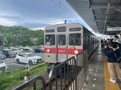 ホームで出会う銀色の車両