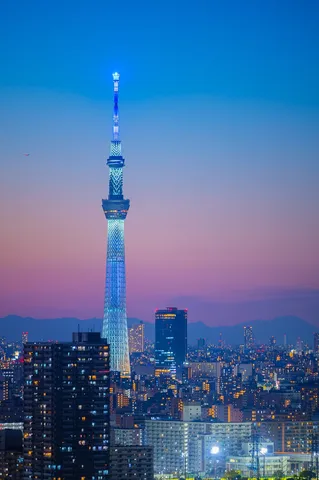 空のグラデーションに立つ塔