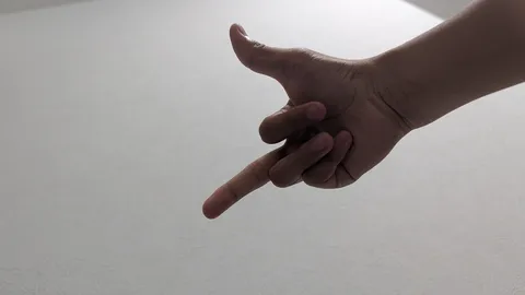 指先が指し示す、未来への希望