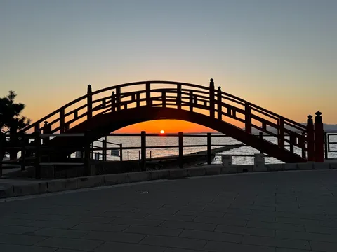 夕映えを渡る橋