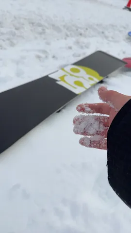 雪に触れる指先、スノーボード