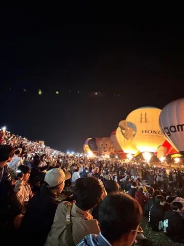 夜空に浮かぶ、光るお腹たち