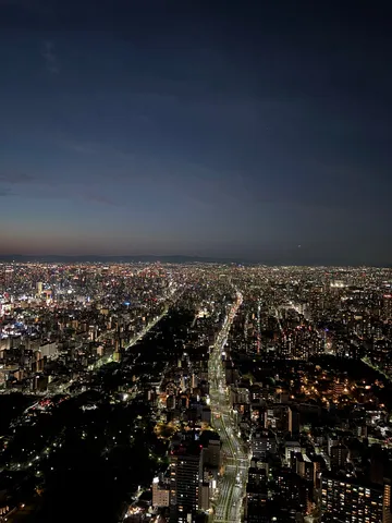 夜の光が流れる街景
