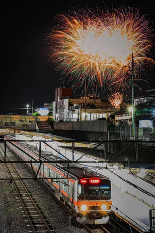花火より輝く！？夜の駅
