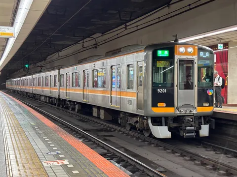 橙帯の列車が灯る駅の風景