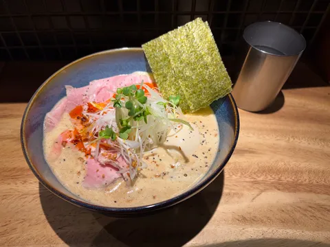 湯気立つ一杯、海苔添え