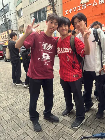 路上の友情ショット