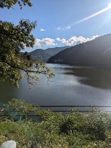 山並みと湖に映る光の雫