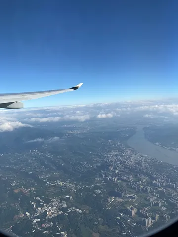空と都市を結ぶ翼影