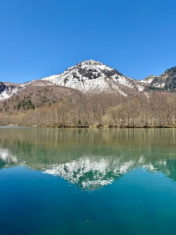 静寂の湖面に宿る山