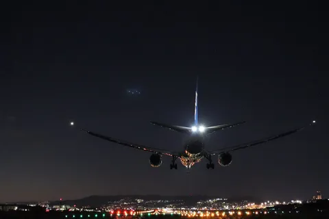 夜の滑走路を照らす翼