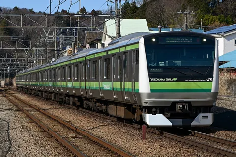 緑のラインが疾走！横浜線、今日も安全運行。