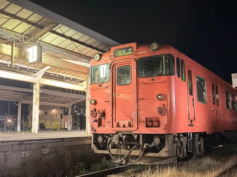 プラットホームに佇む夜汽車