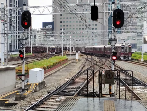 信号と電車が織りなす都市の風景