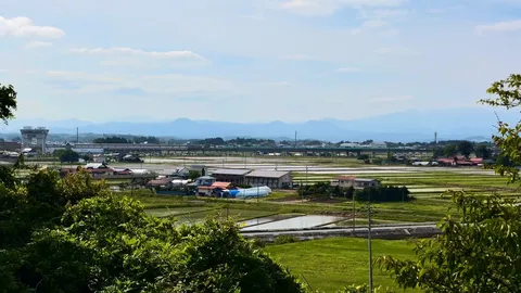 広がる田園、遠くの山並み