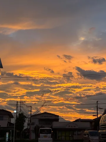 電気を帯びた空、静かな町の夕暮れ