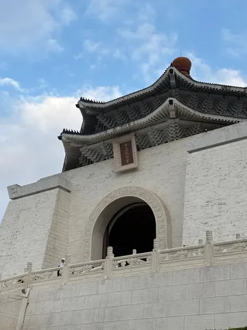 蒼穹にそびえる古の建築