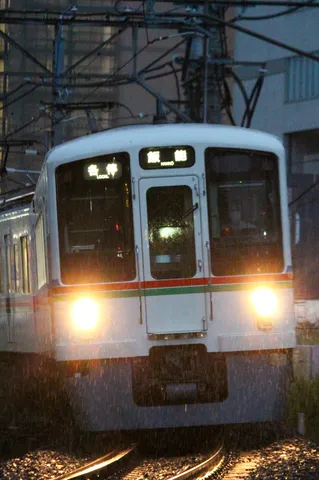 雨夜の路面電車の光