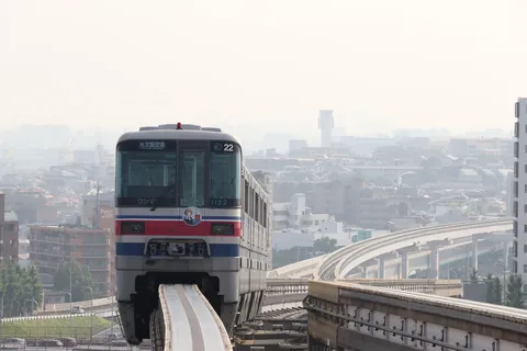 霞む都市を走るモノレール