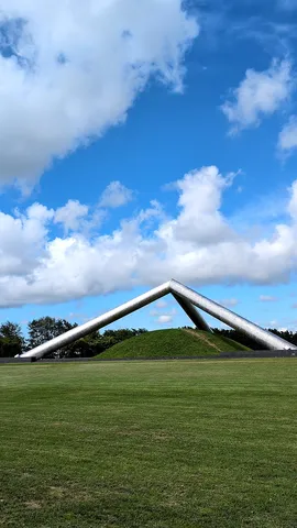 空と大地が織りなす、近未来的な造形美