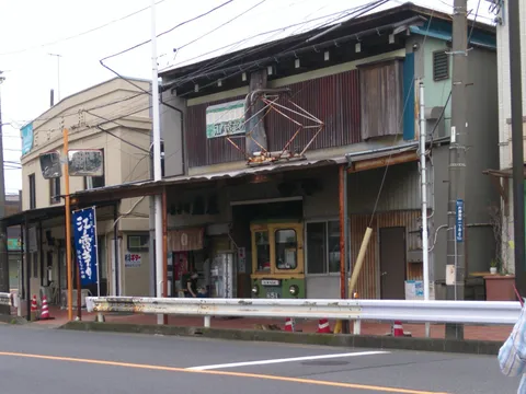 路面電車の残照、静かな午後の停車駅