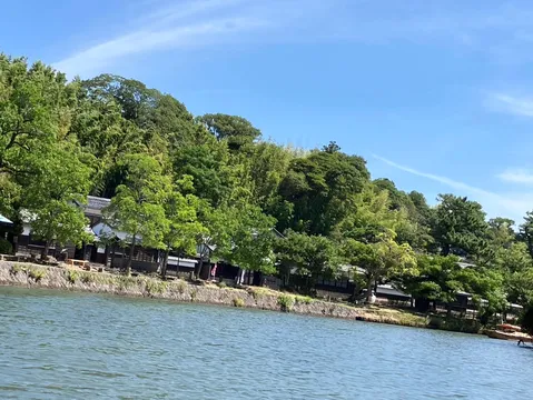 水辺の木陰と静かな路地