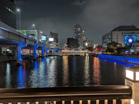 橋の下は、まさかのクラブ仕様