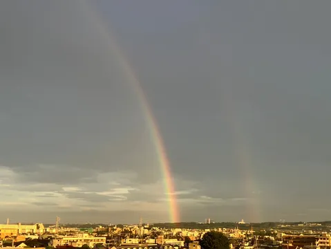 雨上がりの空に架かる希望の虹