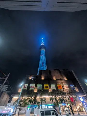 夜空を照らす青い輝き