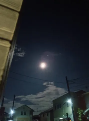 月明かりが照らす夜の街