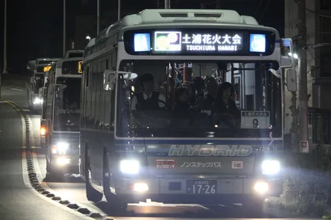 夜道を照らす、花火大会行きバス