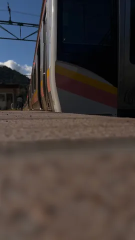 朝の線路に響く色の影