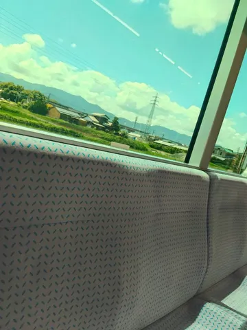 移ろう空と座席の模様