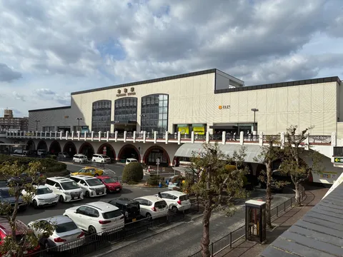 駅前の静かな旅立ち風景