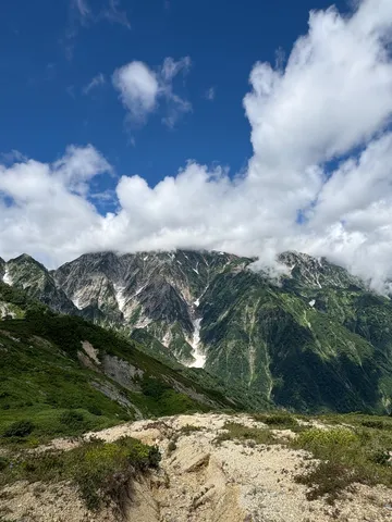 雲間から覗く、雄大な山の景色