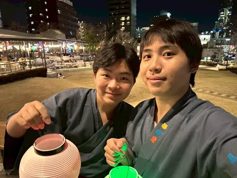 夜の灯りと浴衣で、和やかなひととき