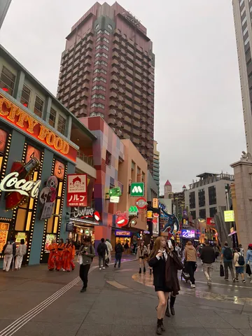 賑やかな都市の情景