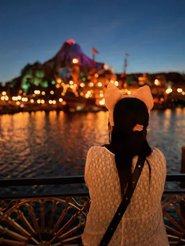 煌めく夜景と夢見る背中