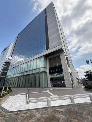青空と都会の建築美