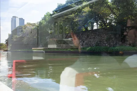 水辺と窓の二重世界
