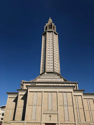 天空にそびえる建築美