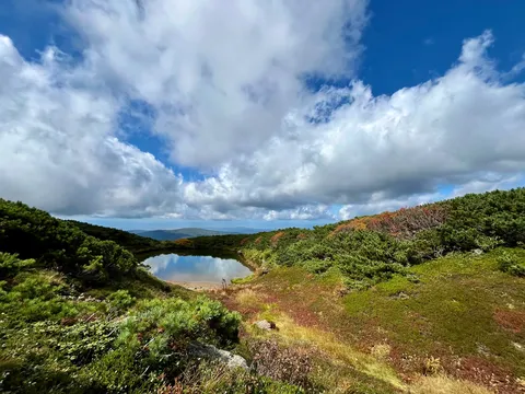 山頂の静寂、水面に映る空
