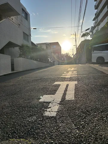 坂道の先に太陽