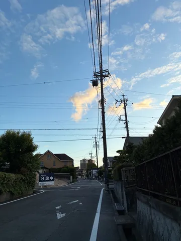 電線と雲が織りなす街路