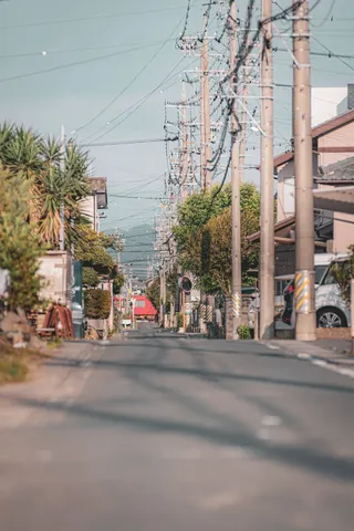 空へ伸びる電線の路地